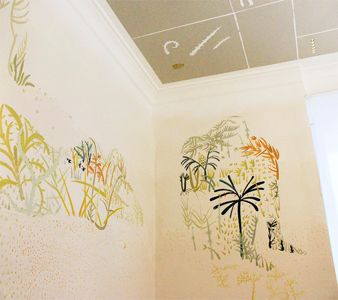 Комната с тропическим мотивом / The room with tropical painting