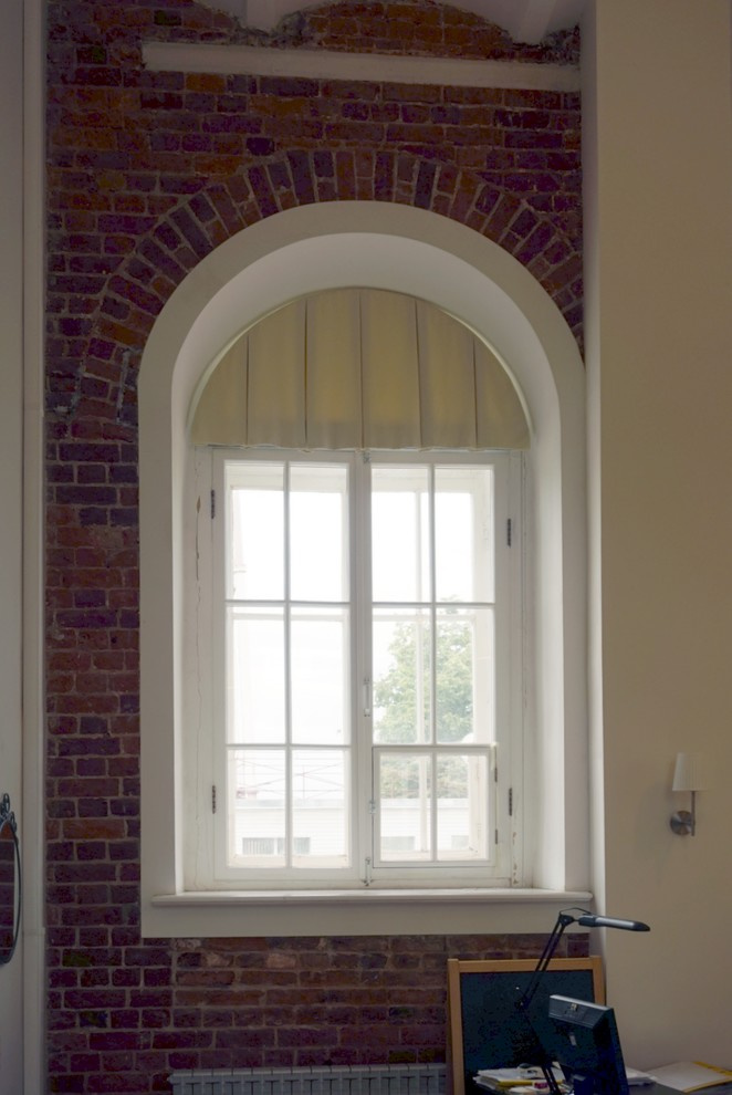 Ламбрекен + рулонная штора на арочное окно