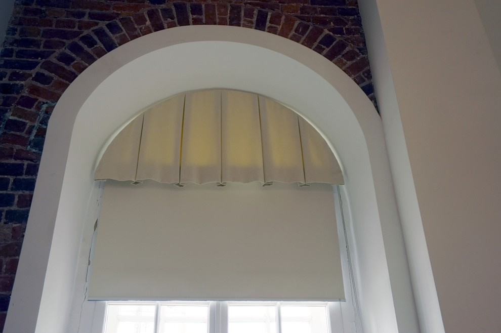 Ламбрекен + рулонная штора на арочное окно