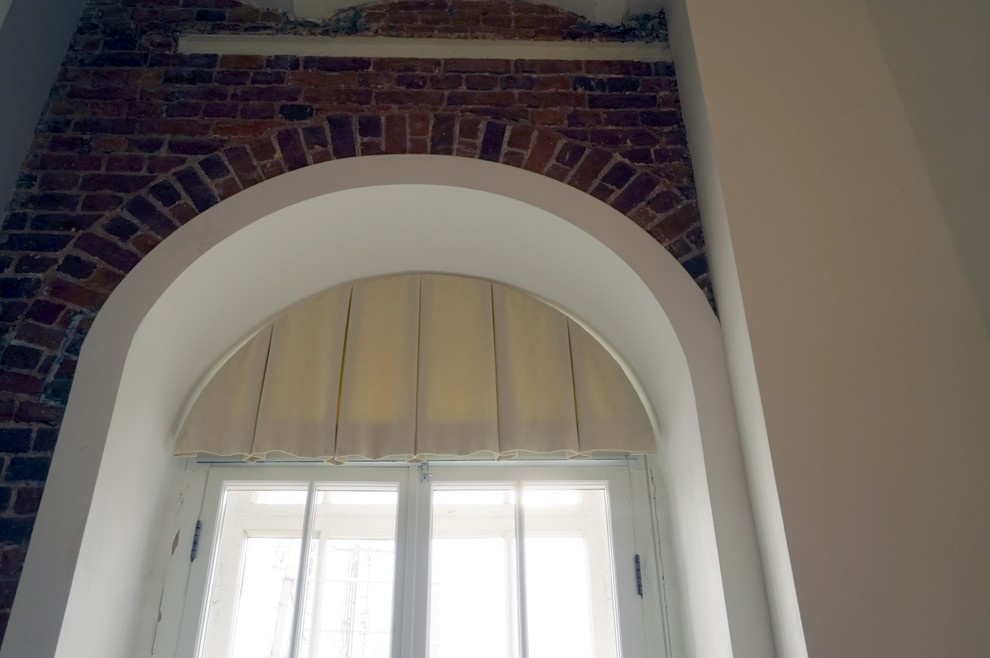 Ламбрекен + рулонная штора на арочное окно