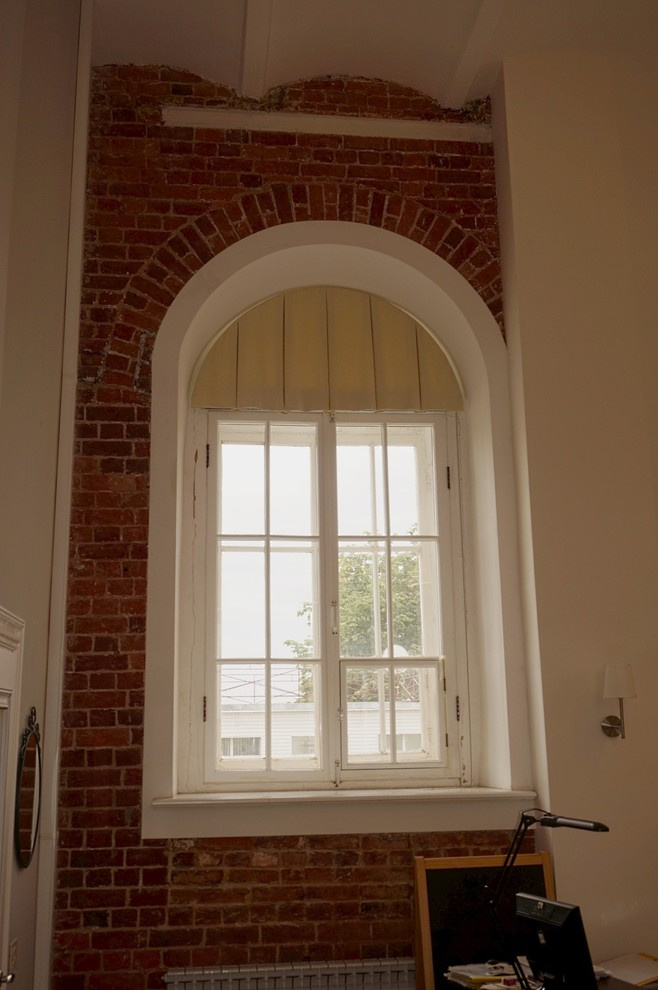 Ламбрекен + рулонная штора на арочное окно