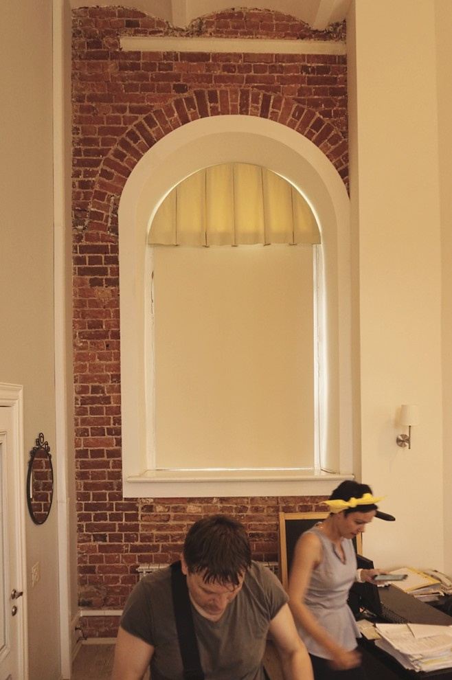 Ламбрекен + рулонная штора на арочное окно