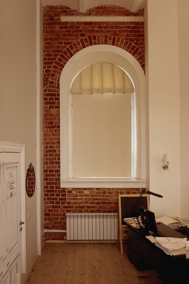 Ламбрекен + рулонная штора на арочное окно