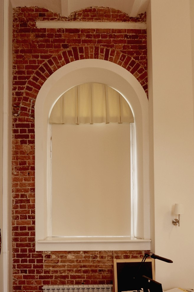 Ламбрекен + рулонная штора на арочное окно