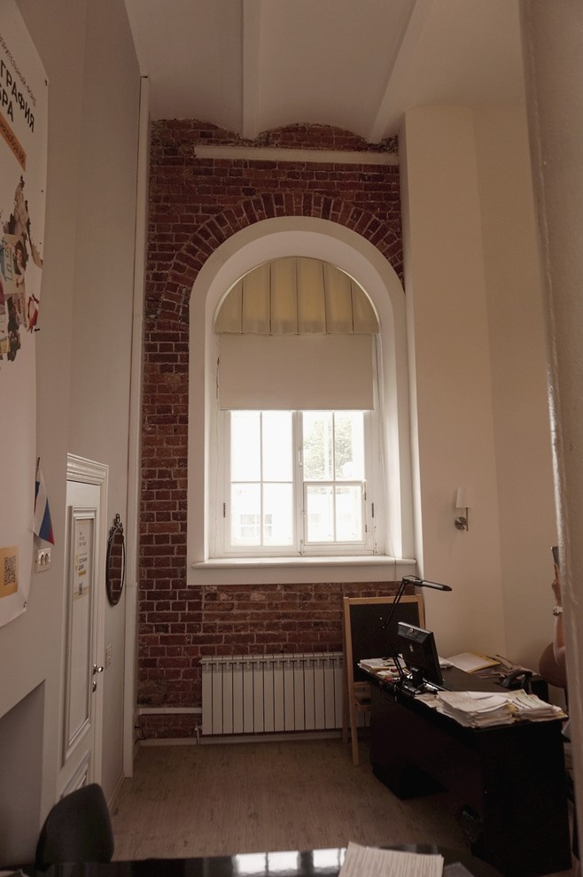 Ламбрекен + рулонная штора на арочное окно