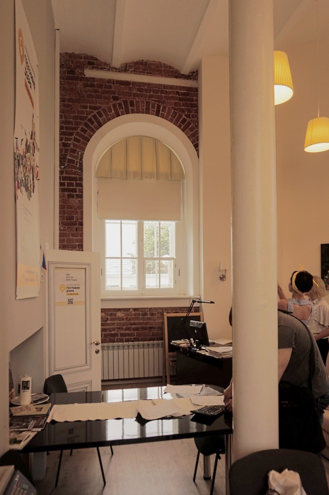 Ламбрекен + рулонная штора на арочное окно