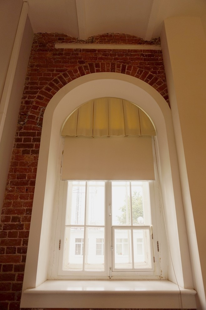 Ламбрекен + рулонная штора на арочное окно