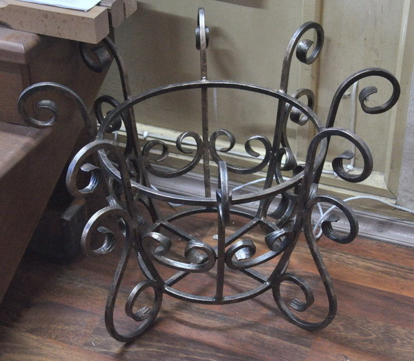 Кованые цветочницы