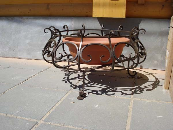 Кованые цветочницы