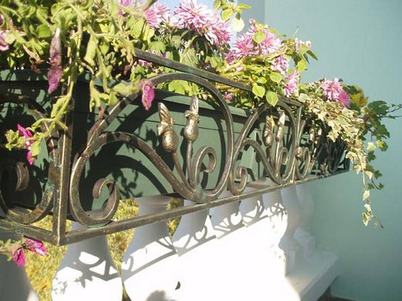 Кованые цветочницы