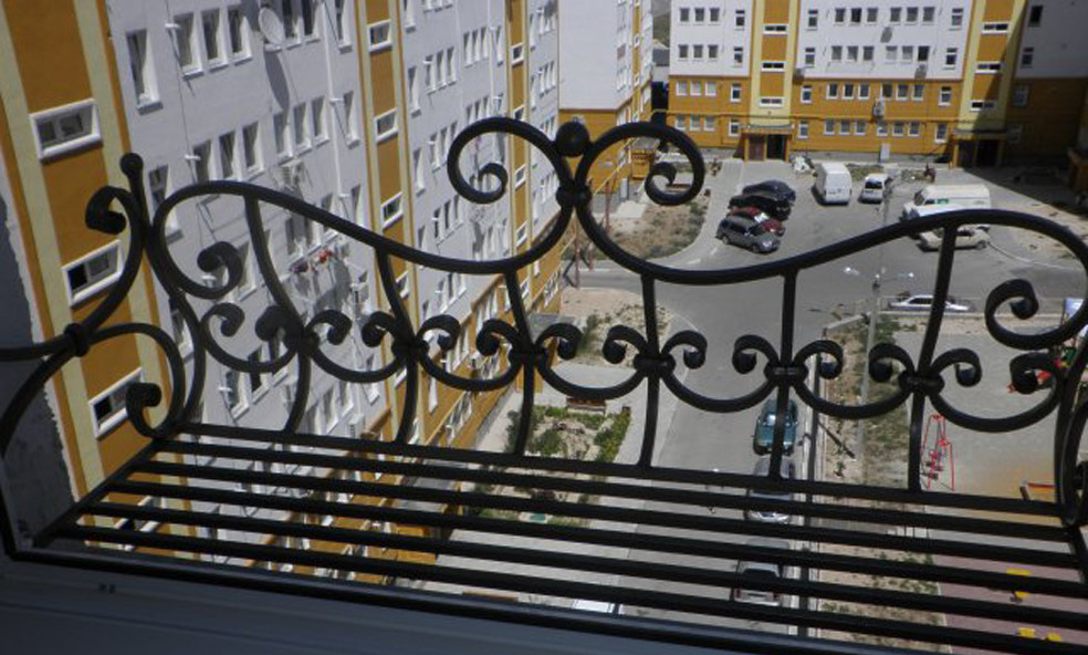 Кованые цветочницы