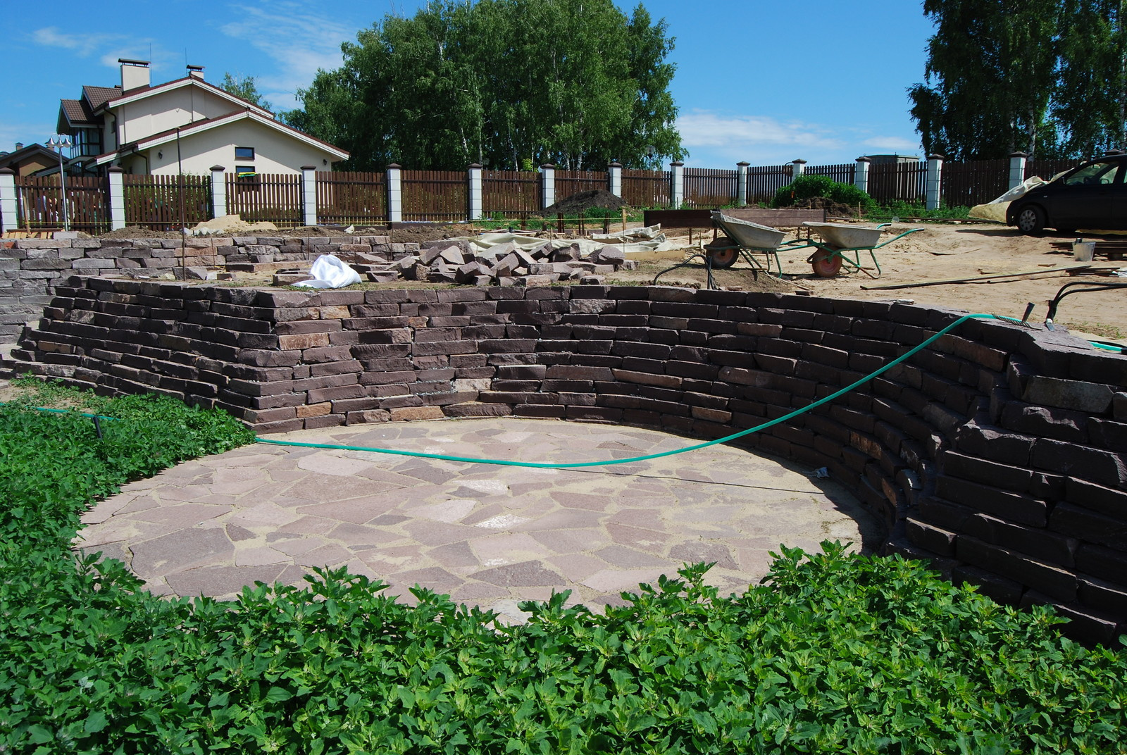 Площадка отдыха в подпорной стенке. Запланирована лавочка и кострище