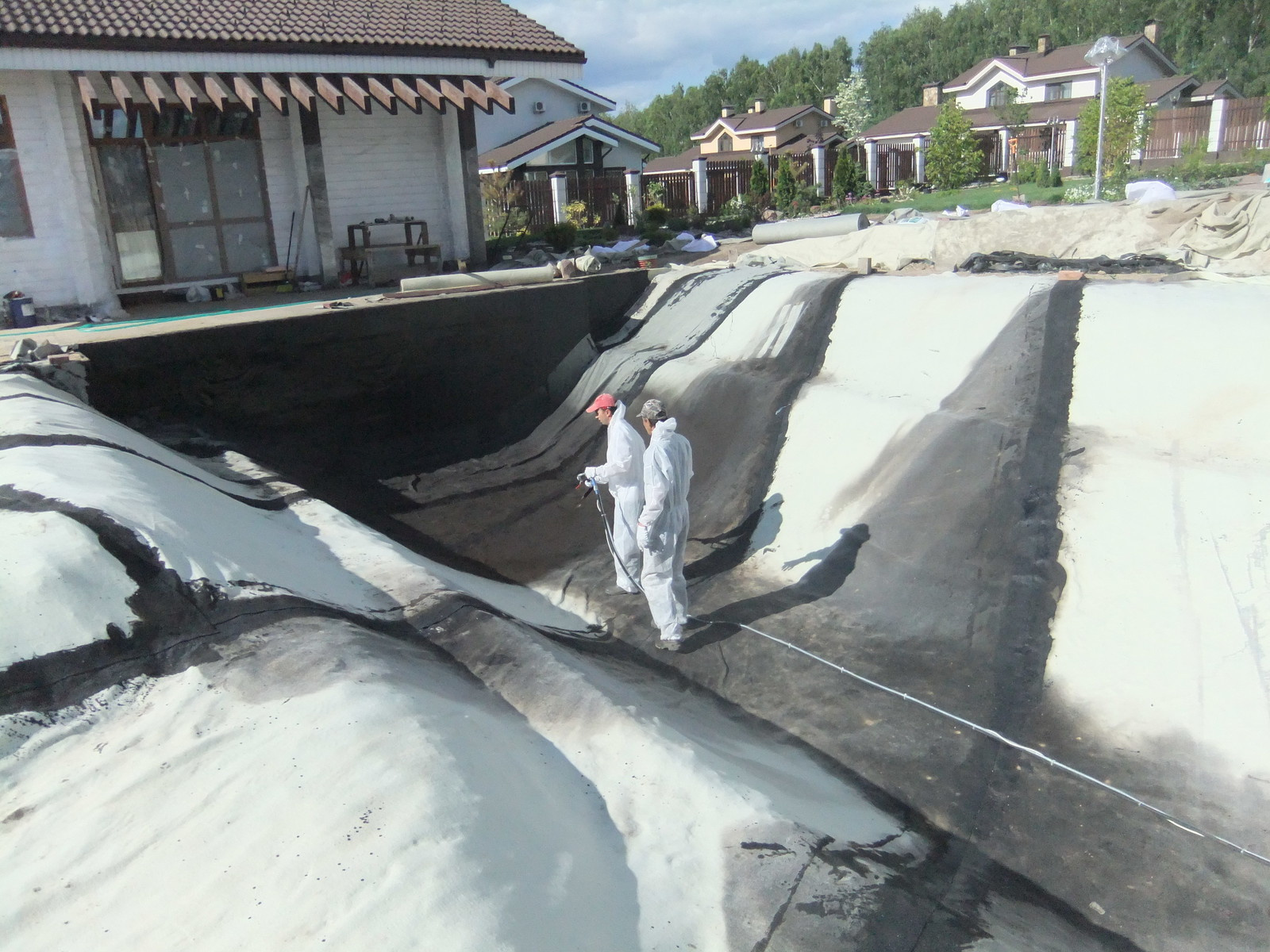реконструкция водоема, сделана подготовка к этапу нанесения жидкой резины
