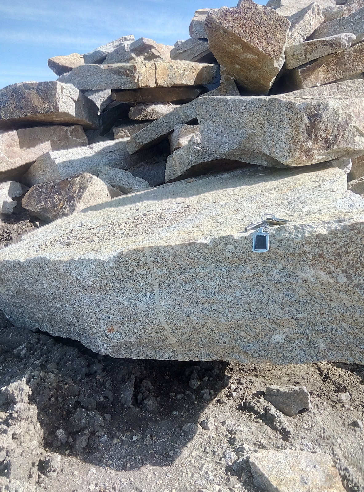 Глыбы каменные для ландшафтного дизайна большие