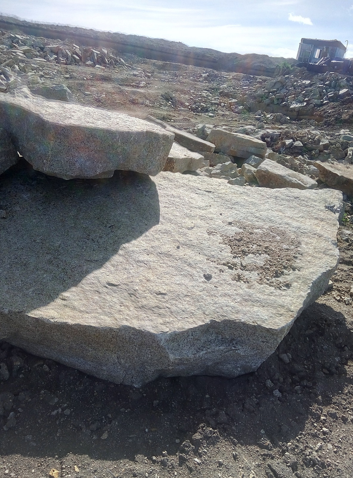 Глыбы каменные для ландшафтного дизайна большие