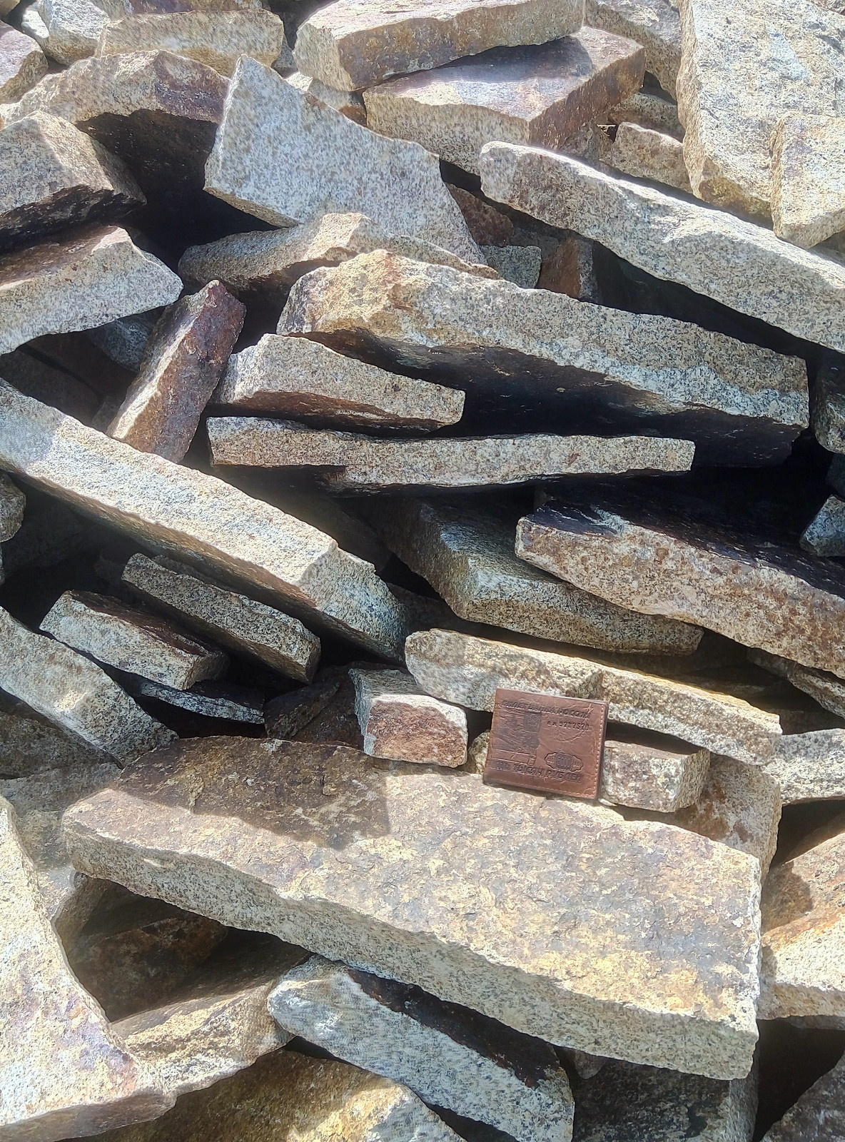 Глыбы каменные для ландшафтного дизайна большие