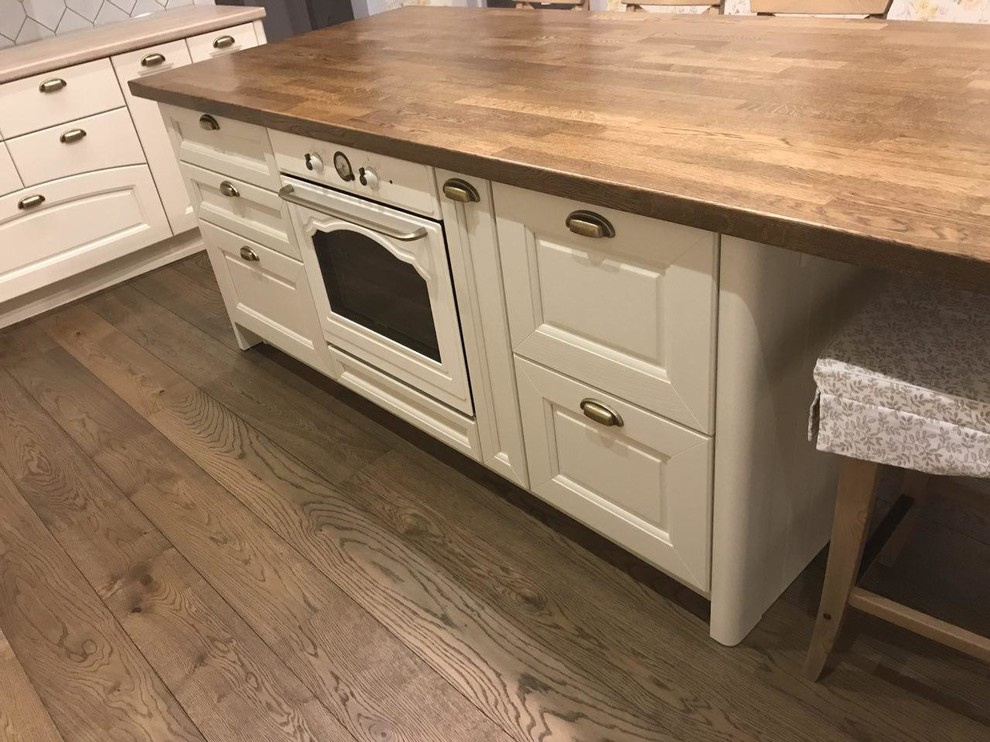 Угловая кухня с островом в стиле Прованс