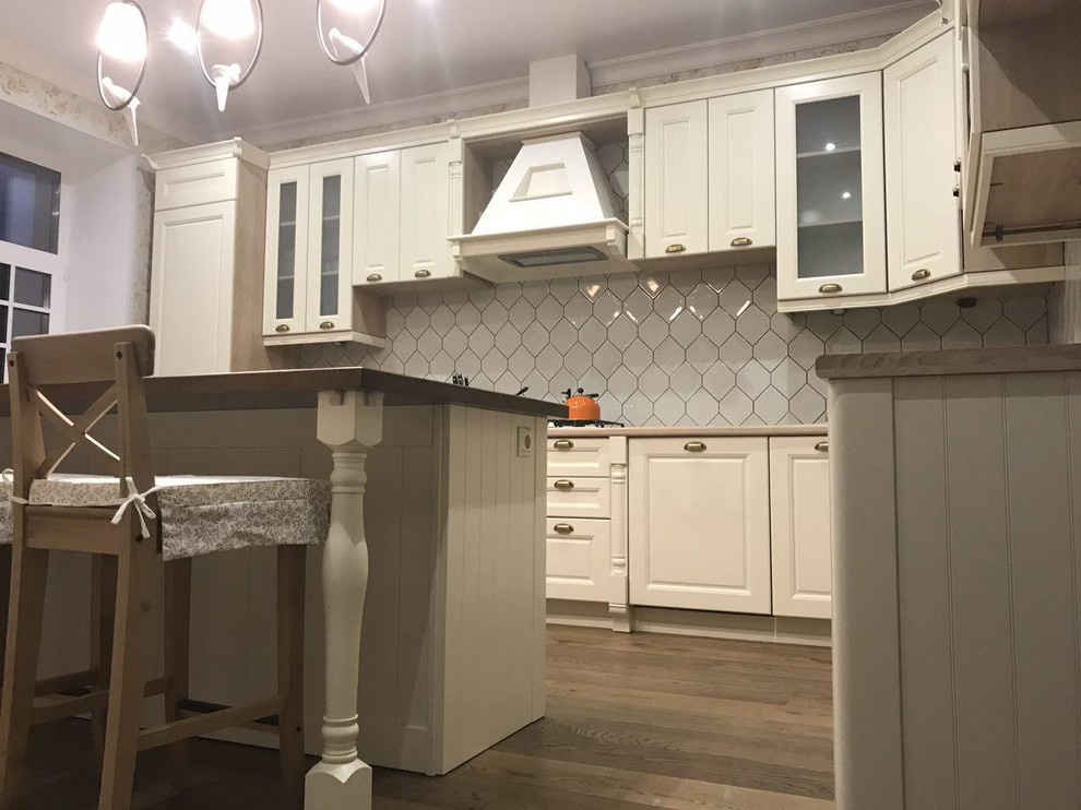 Угловая кухня с островом в стиле Прованс