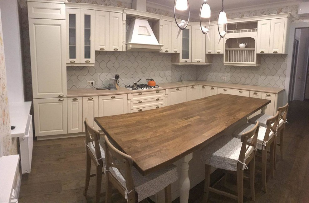 Угловая кухня с островом в стиле Прованс