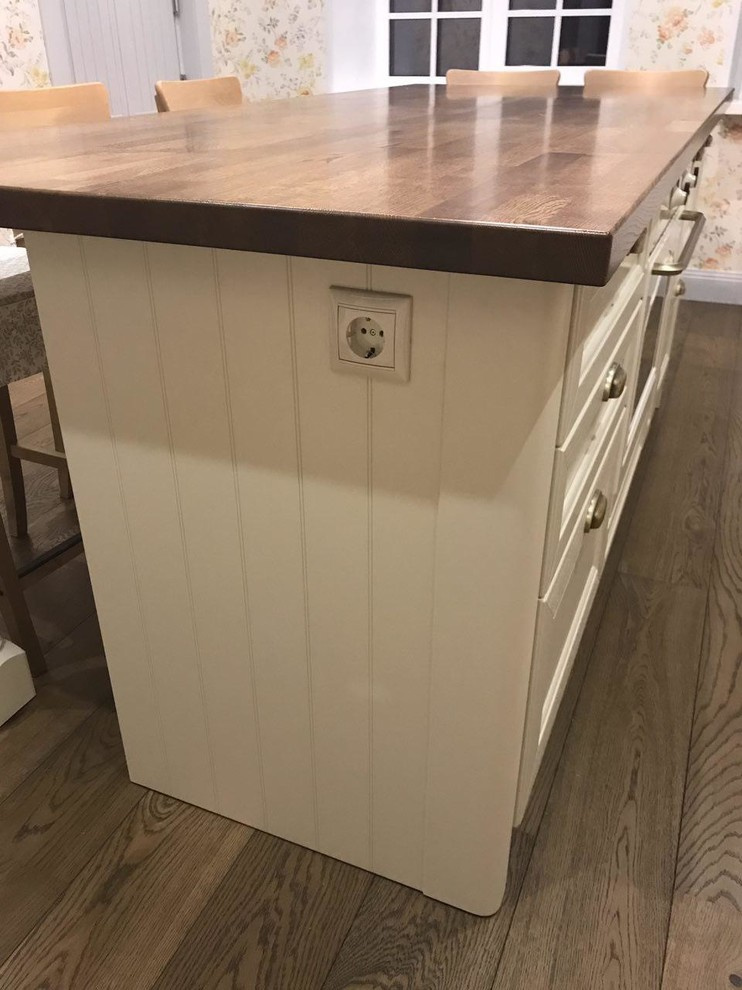 Угловая кухня с островом в стиле Прованс