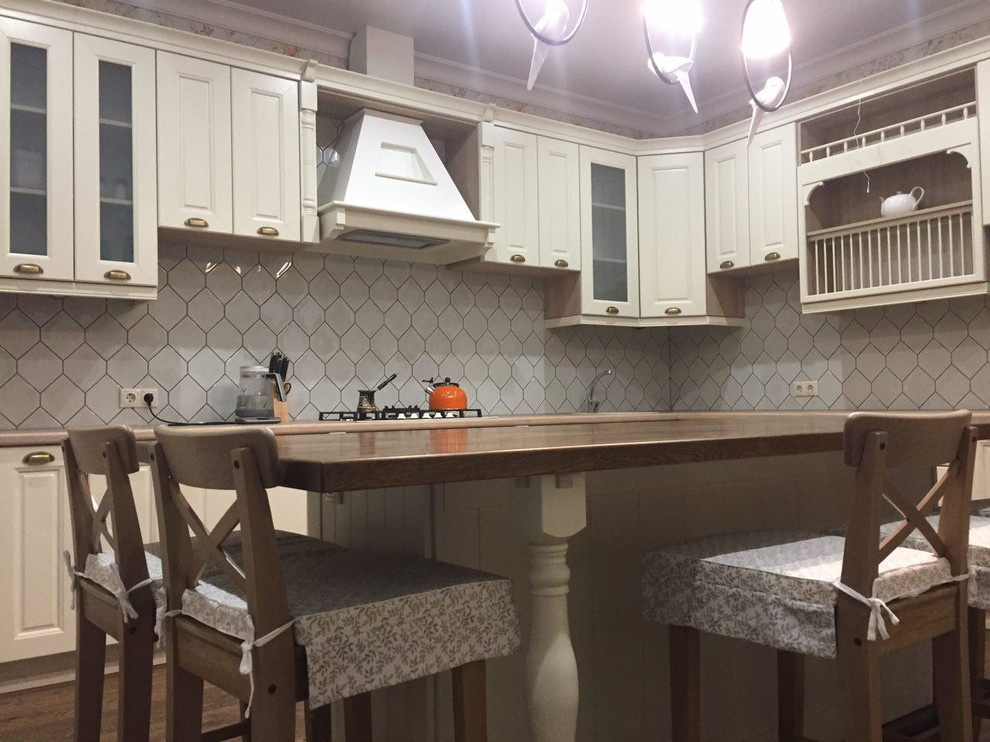 Угловая кухня с островом в стиле Прованс