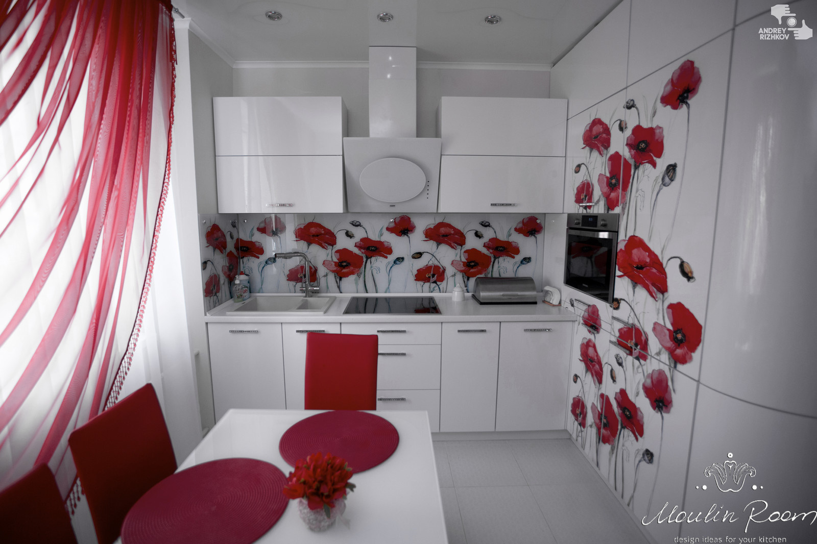 Белоснежная кухня под маковым блюзом