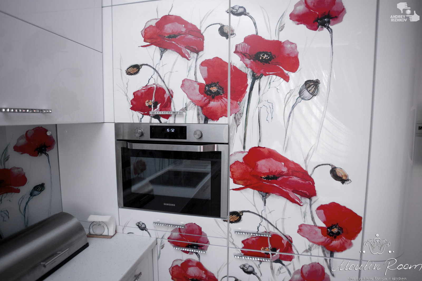 Белоснежная кухня под маковым блюзом