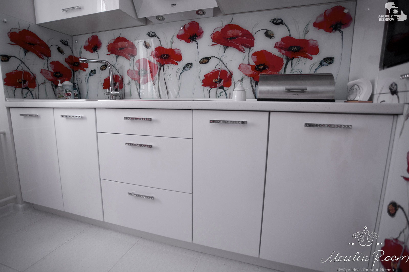 Белоснежная кухня под маковым блюзом
