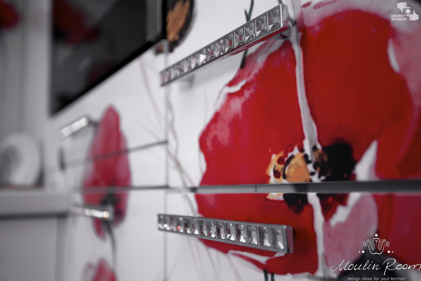 Обложка проекта: Белоснежная кухня под маковым блюзом