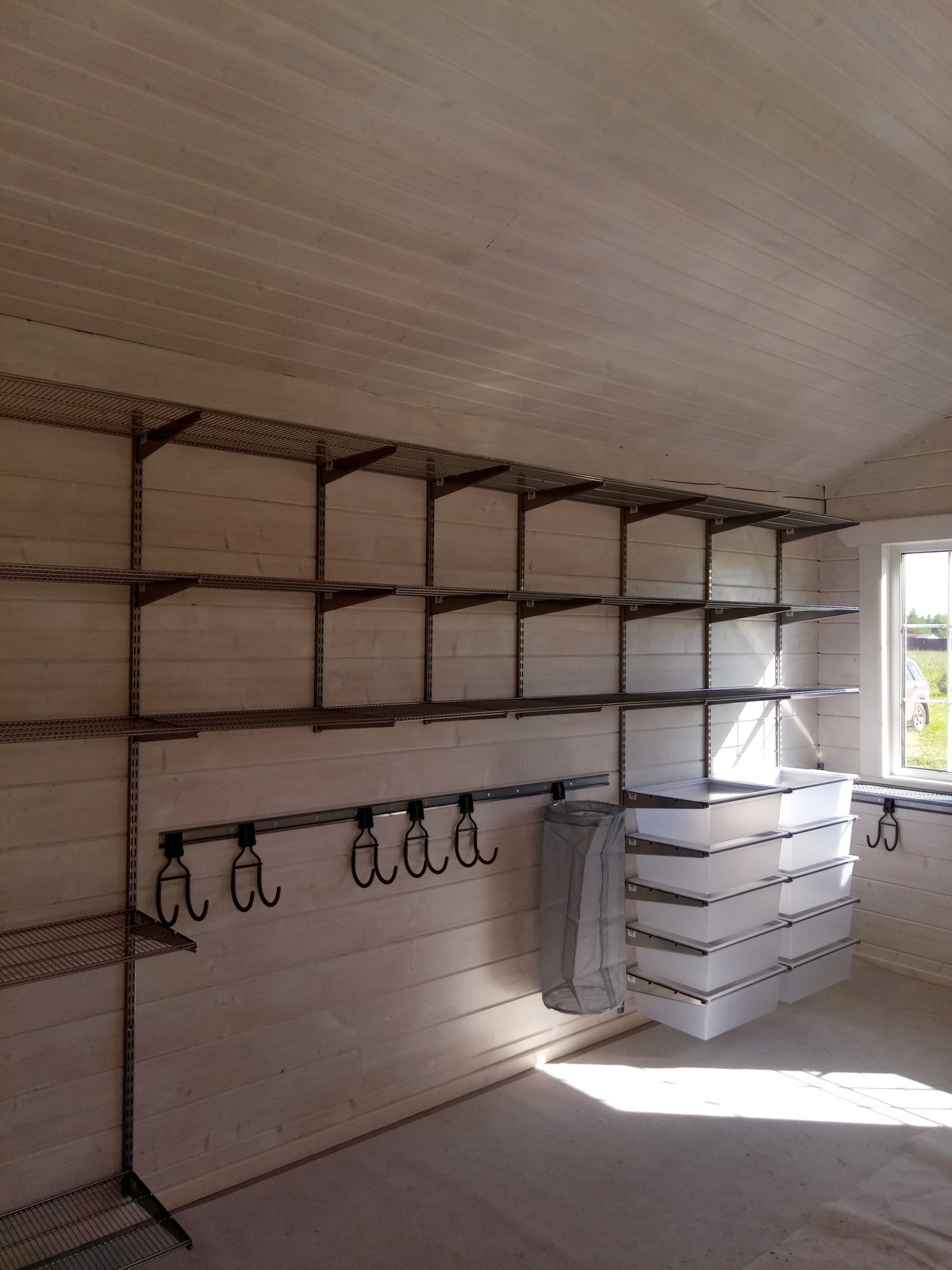 Гараж из деревянного бруса  для хранения садовой техники и инвентаря