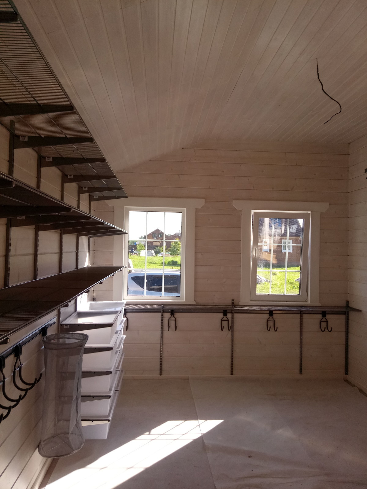 Гараж из деревянного бруса  для хранения садовой техники и инвентаря