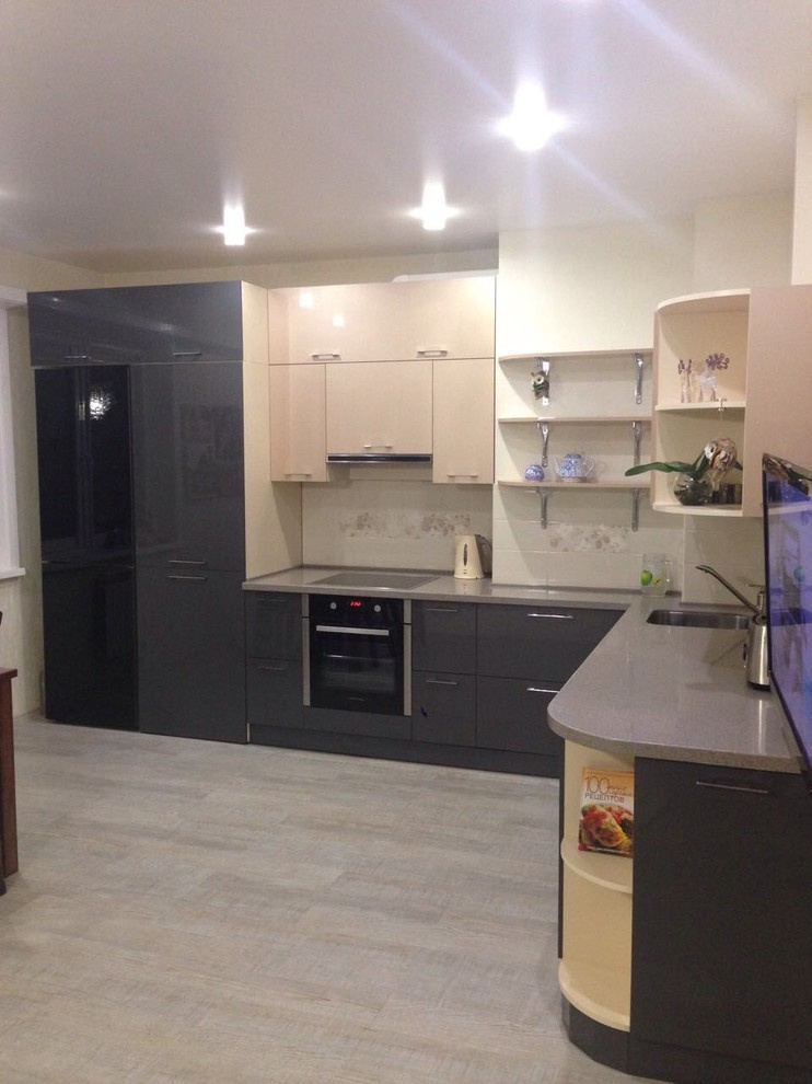 Кухня в современном стиле с каменной  столешницей