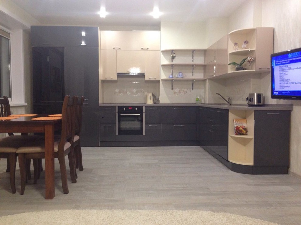 Обложка проекта: Кухня в современном стиле с каменной  столешницей