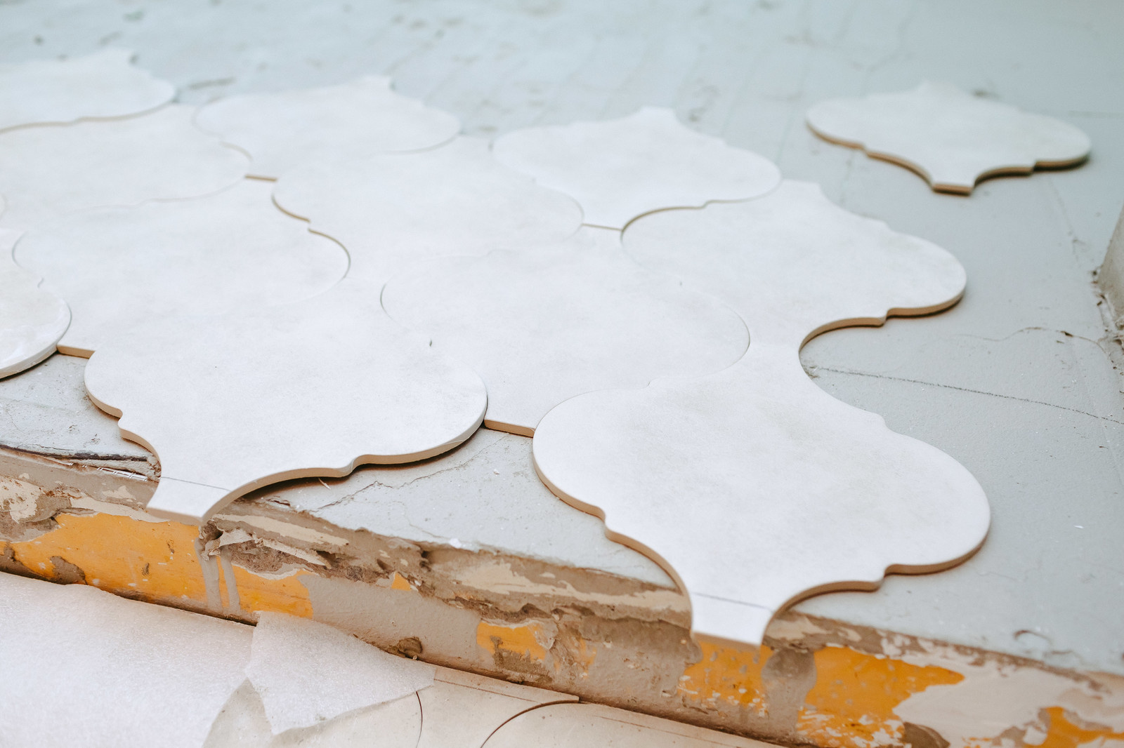 процесс ремонта в квартире на ул. Композиторов ( укладка фигурной плитки )