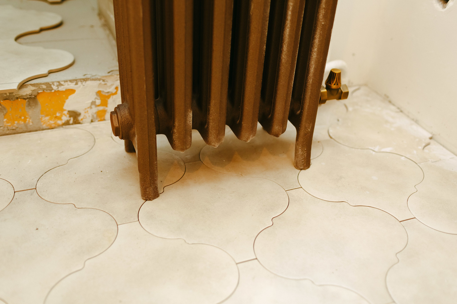 процесс ремонта в квартире на ул. Композиторов ( укладка фигурной плитки )