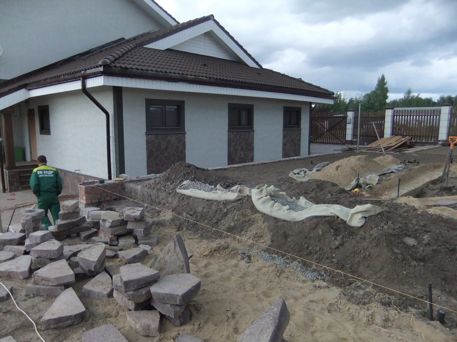 устройство дренажной системы за подпорной стенкой из натурального камня