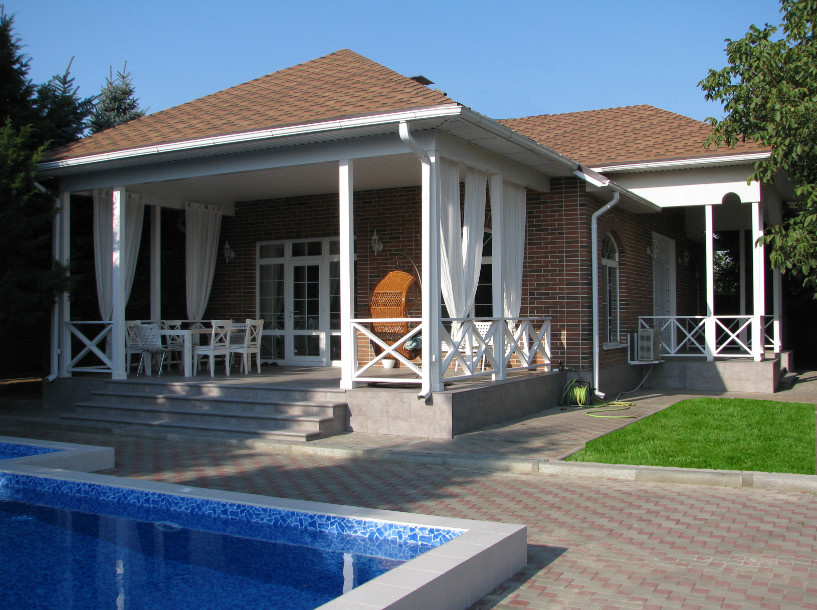 Одноэтажный дом с террасой у бассейна