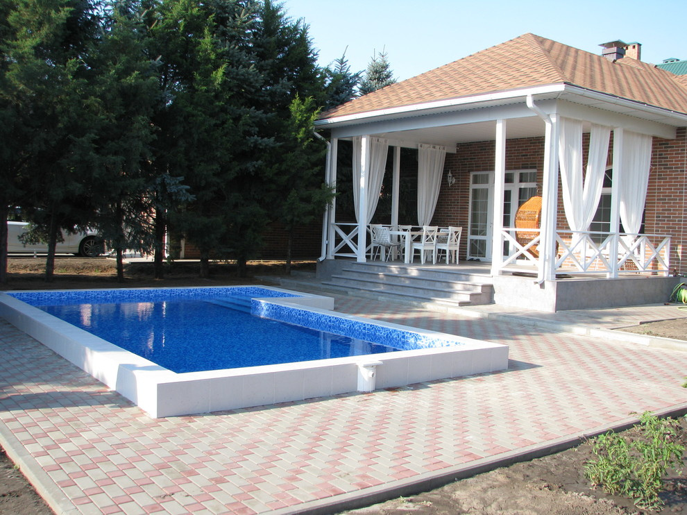 Одноэтажный дом с террасой у бассейна