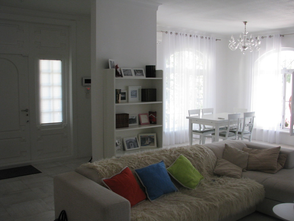 Одноэтажный дом с террасой у бассейна