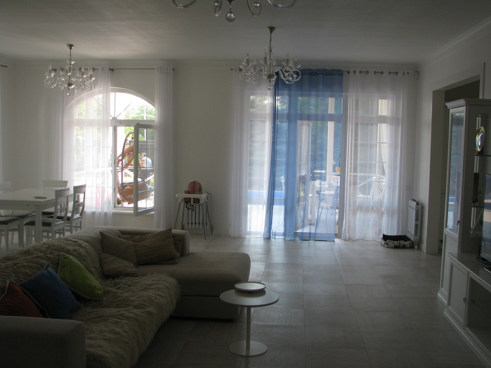 Одноэтажный дом с террасой у бассейна