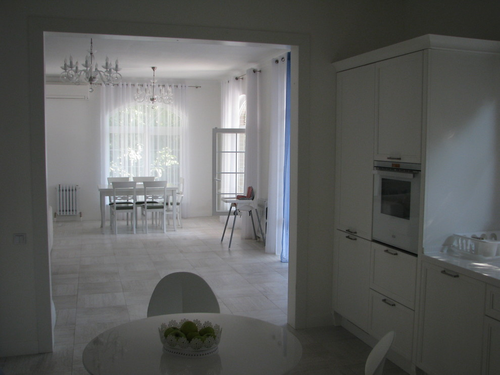 Одноэтажный дом с террасой у бассейна