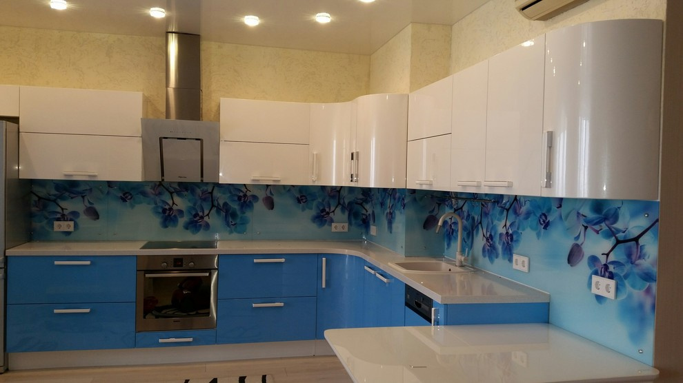 Кухонный фартук из стекла (тематика: цветы)