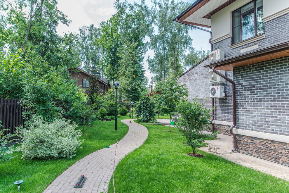 Участок и фасад боковой двор