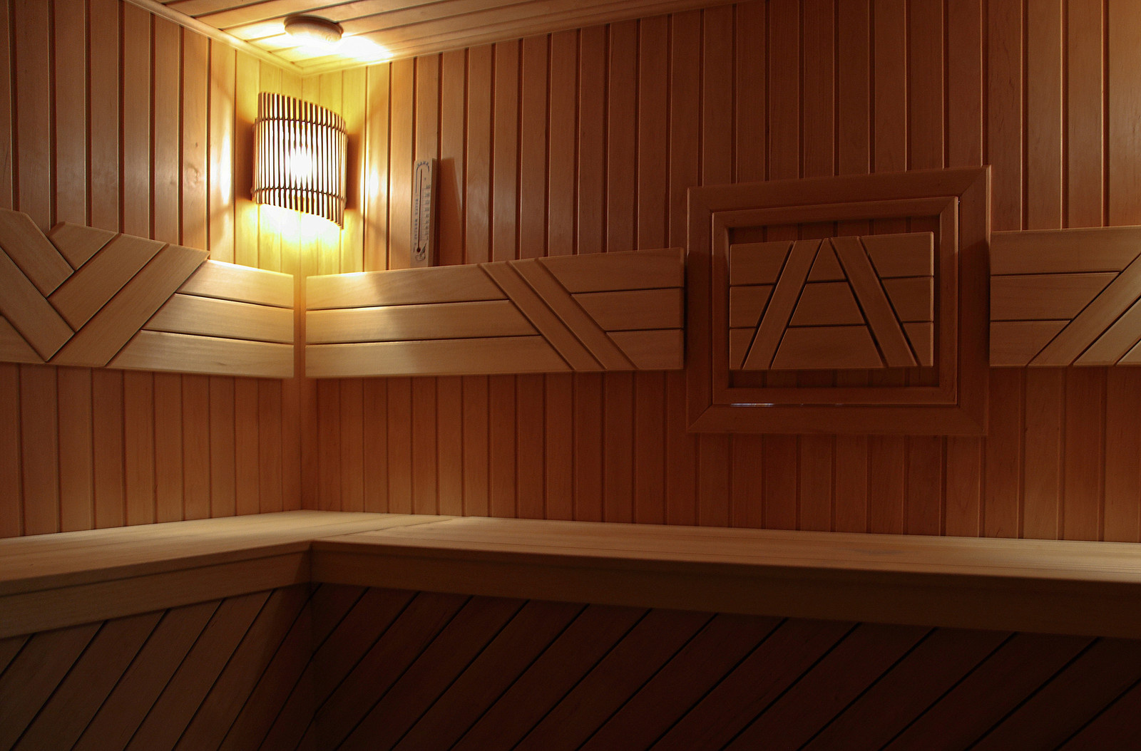 Деревянная баня с бассейном