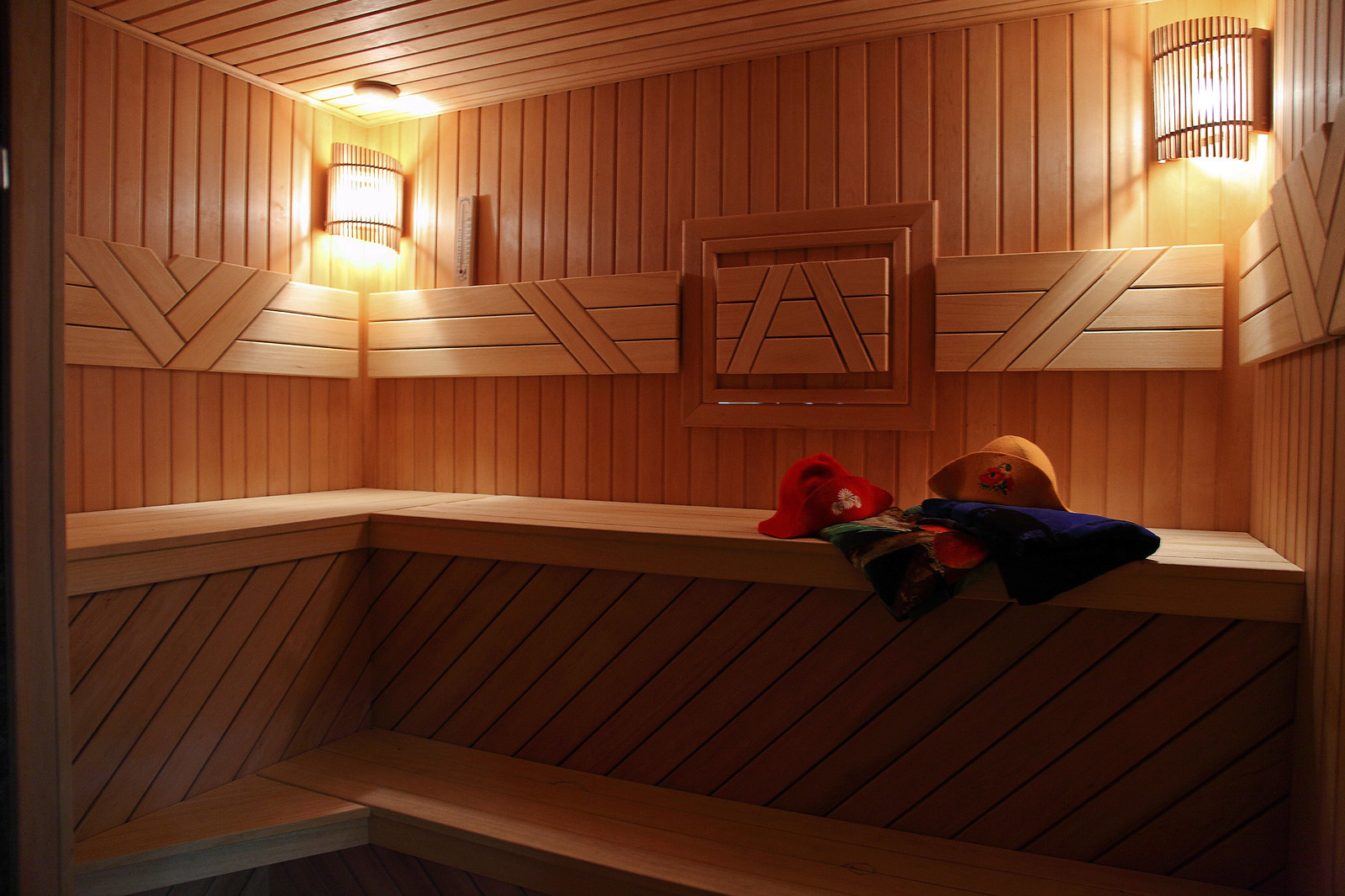 Деревянная баня с бассейном