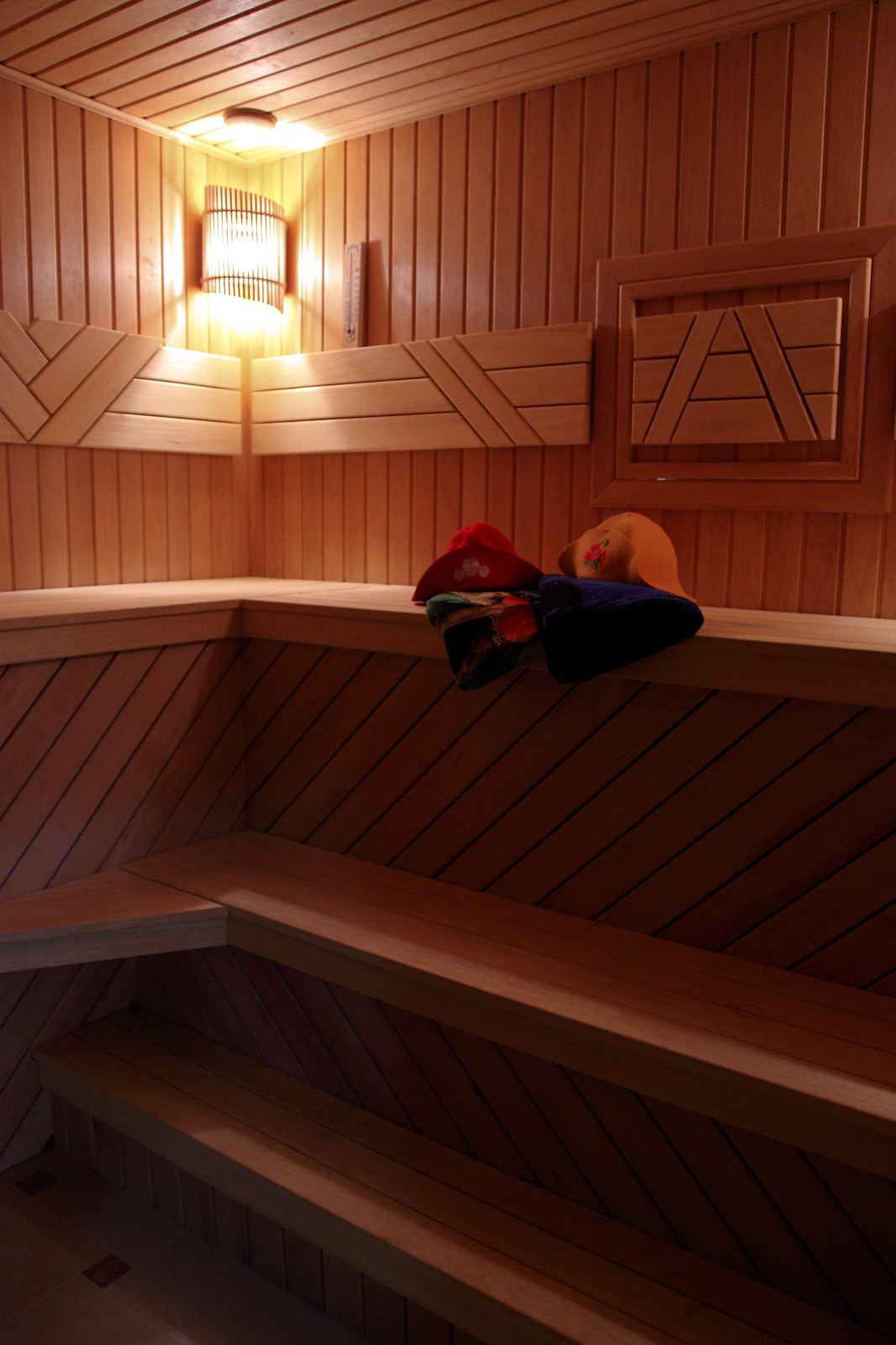 Деревянная баня с бассейном