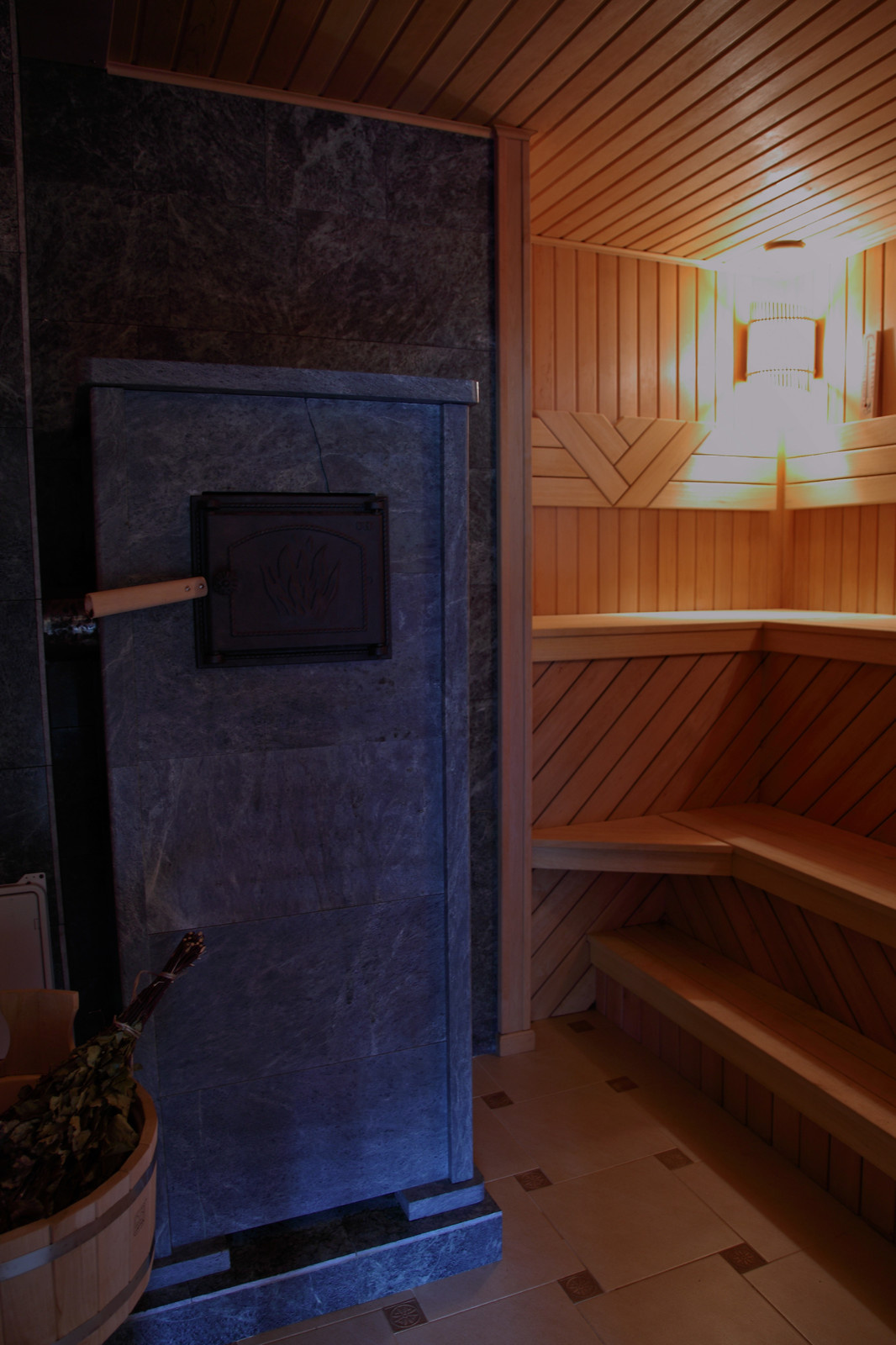 Деревянная баня с бассейном