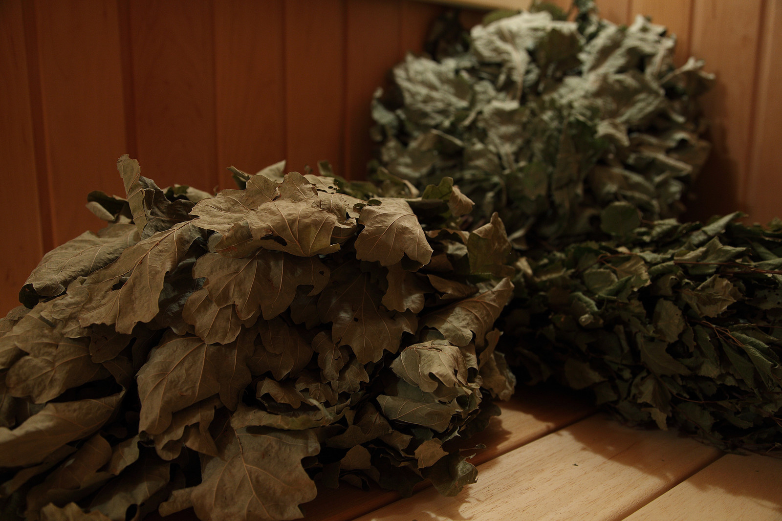 Деревянная баня с бассейном