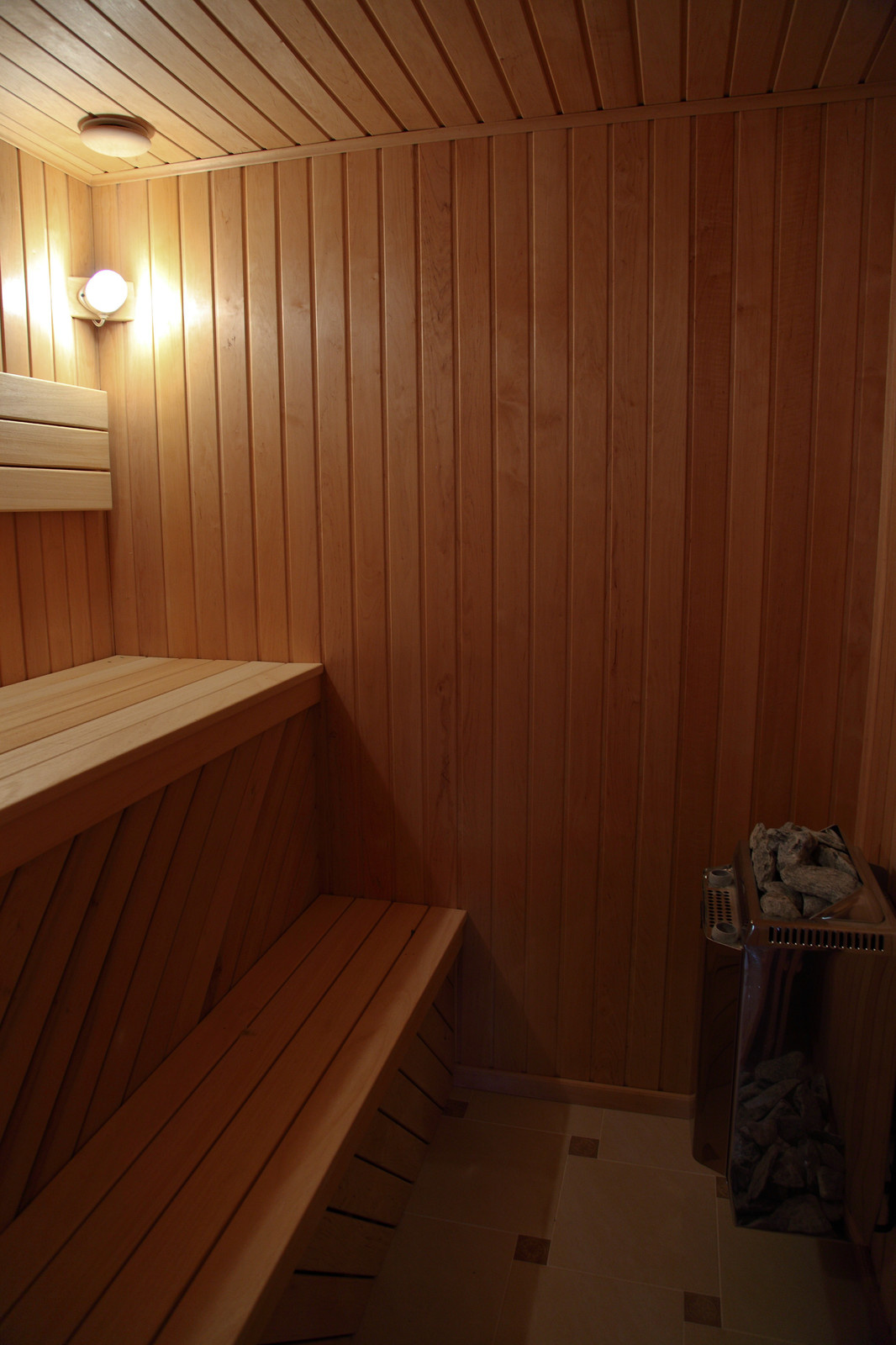 Деревянная баня с бассейном