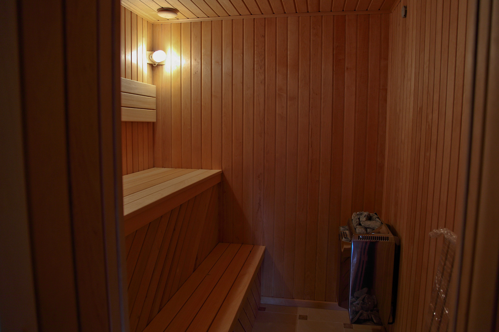 Деревянная баня с бассейном